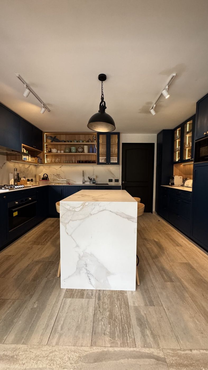 Cocina Encina Azul con isla de mármol