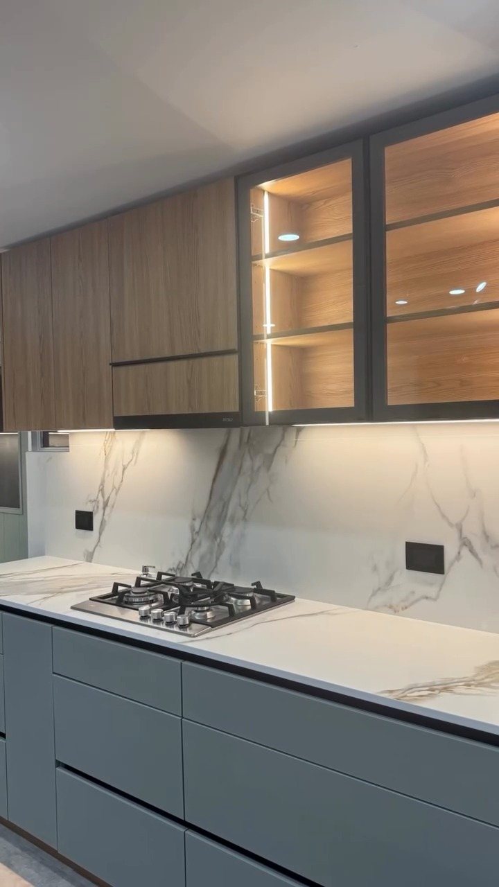 Muebles altos con vitrina iluminada