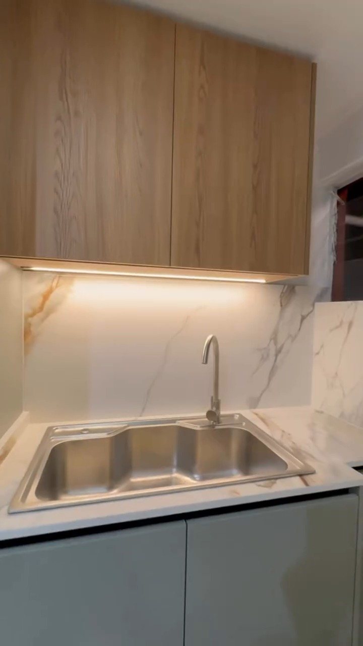 Lavaplatos bajo muebles de madera