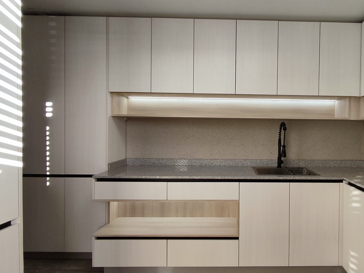 Logia con muebles blancos a medida y encimera de granito