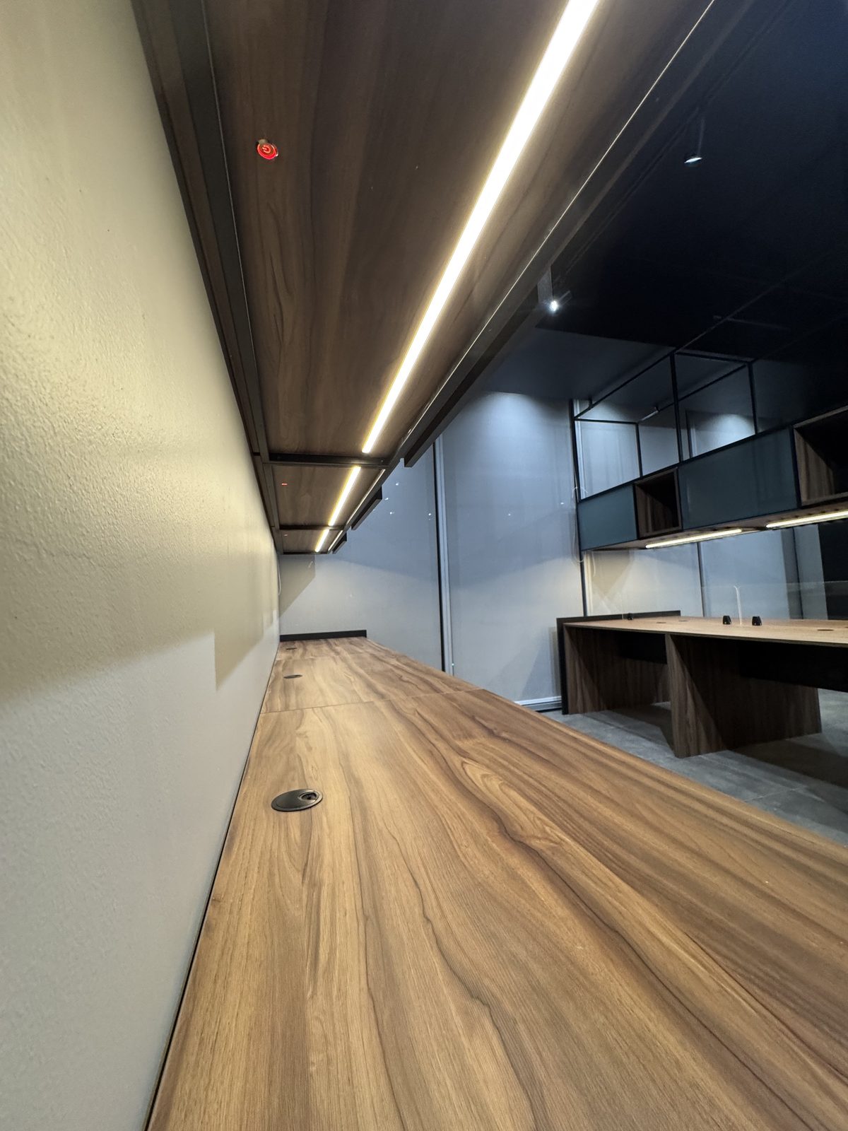 Mesa larga de madera con luz lineal